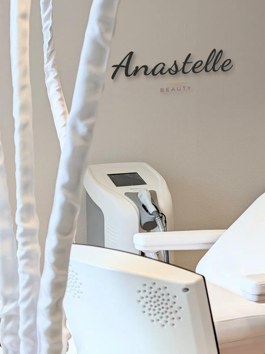 Anastelle Beauty Studio – Logo an der Wand, ICOONE Body Contouring